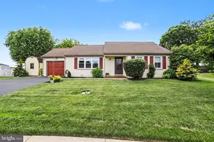 330 Dogwood Ln, New Holland, PA 17557 - Photo 1