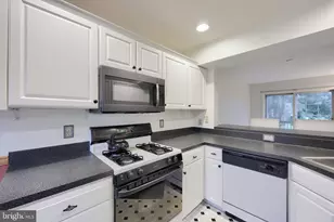 1056 Cobblestone Ln, Lancaster, PA 17601 - Photo 7