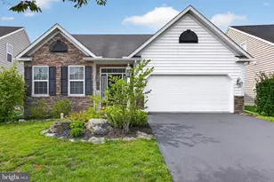 135 Goldenfield Dr, Lancaster, PA 17603 - Photo 1