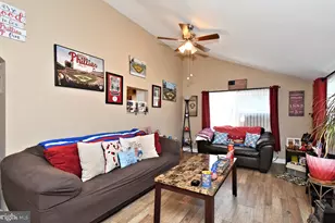 910 Fernwood St, Emmaus, PA 18049 - Photo 5