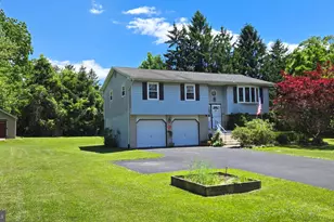 6581 Skyview Ln, Coopersburg, PA 18036 - Photo 1