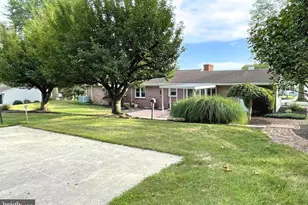 11 W Larch St, Annville, PA 17003 - Photo 3