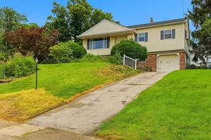 520 Deerfield Dr, Norristown, PA 19403 - Photo 1