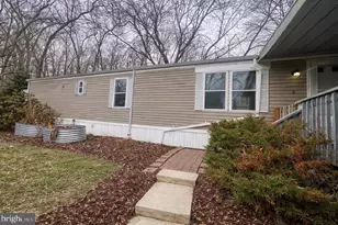 910 Lakeview Dr, Green Lane, PA 18054 - Photo 1