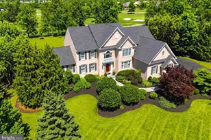 583 Oakmont Dr E, Telford, PA 18969 - Photo 1
