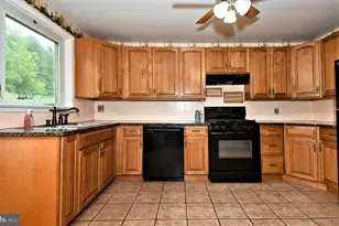 1066 Manatawny St, Pottstown, PA 19464 - Photo 5