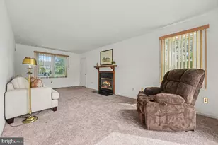 308 Hampton Cir, Gilbertsville, PA 19525 - Photo 7