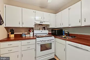 602 Meadowview Ln, Mont Clare, PA 19453 - Photo 5