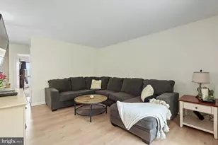 602 Meadowview Ln, Mont Clare, PA 19453 - Photo 3