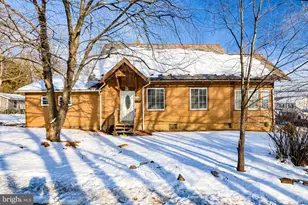 751 W Pennsylvania Ave, Pen Argyl, PA 18072 - Photo 1