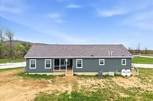 1318 Aylesbury Rd, Walnutport, PA 18088 - Photo 3