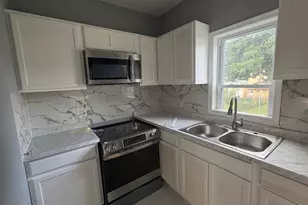 21 S Locust St, Mount Carmel, PA 17851 - Photo 3