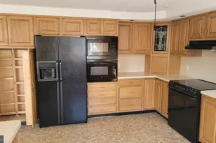 8027 Narvon St, Philadelphia, PA 19136 - Photo 3