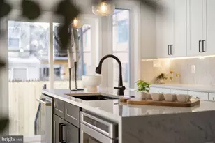 2056 Pemberton St, Philadelphia, PA 19146 - Photo 9