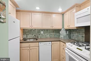 1008 Spruce St, Philadelphia, PA 19107 - Photo 9