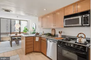 1326 Spruce St, Philadelphia, PA 19107 - Photo 9