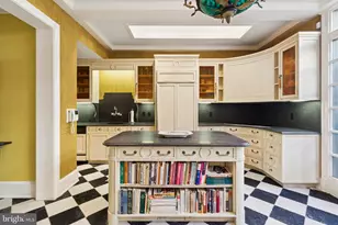 1811 Delancey Pl, Philadelphia, PA 19103 - Photo 9