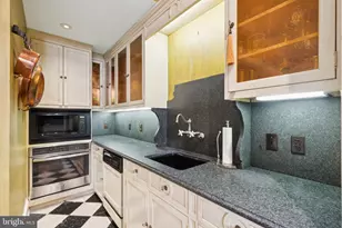 1811 Delancey Pl, Philadelphia, PA 19103 - Photo 11