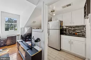 1021 Clinton St, Philadelphia, PA 19107 - Photo 5