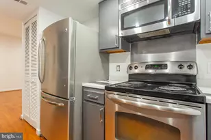 1035 Spruce St, Philadelphia, PA 19107 - Photo 9