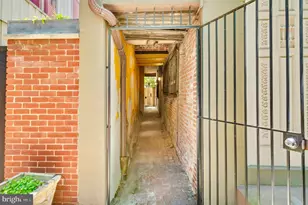 1035 Spruce St, Philadelphia, PA 19107 - Photo 37