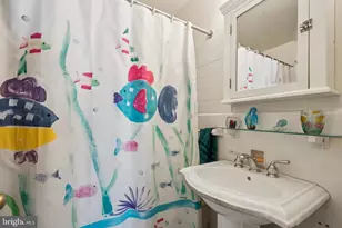 2031 Locust St, Philadelphia, PA 19103 - Photo 9