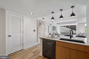 1034 Spruce St, Philadelphia, PA 19107 - Photo 17