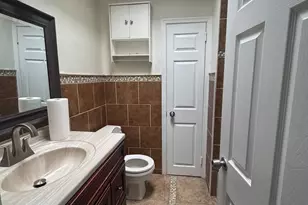 181 E Walnut Park Dr, Philadelphia, PA 19120 - Photo 9