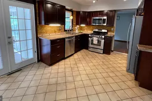 924 Clyde Ln, Philadelphia, PA 19128 - Photo 3