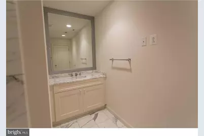201 N 8th Street #911, Philadelphia, PA 19106 - Photo 17