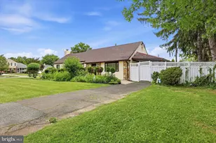 897 Pne Hl Rd, Philadelphia, PA 19115 - Photo 3