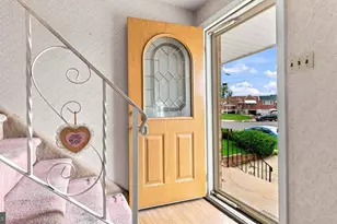 10228 W Keswick Rd, Philadelphia, PA 19114 - Photo 3