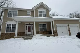 145 Kensington Dr, Bushkill, PA 18324 - Photo 1