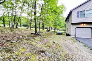 107 Warbler Ct, Bushkill, PA 18324 - Photo 3