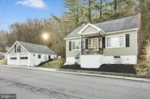 412 E Bacon St, Pottsville, PA 17901 - Photo 3