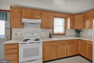 555 Honeysuckle Ct, Pine Grove, PA 17963 - Photo 3