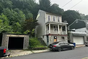 415 Peacock St, Pottsville, PA 17901 - Photo 3