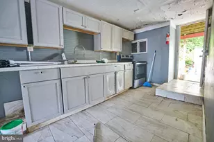 255 Peacock St, Pottsville, PA 17901 - Photo 9