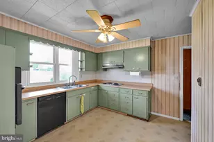 708 W Maple St, Valley View, PA 17983 - Photo 11