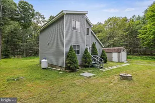 1065 Breezewood Dr, Newfoundland, PA 18445 - Photo 5