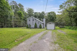 1065 Breezewood Dr, Newfoundland, PA 18445 - Photo 3