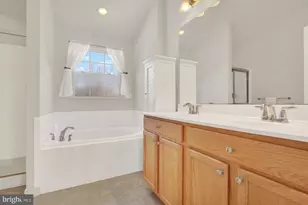 2040 Waterfall Dr, Hanover, PA 17331 - Photo 13