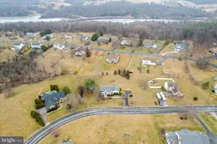 2358 Fox Chase Dr, Hanover, PA 17331 - Photo 3