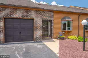 27 Westview Mnr Manor, York, PA 17408 - Photo 1