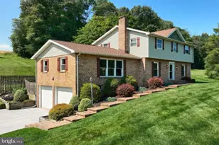 715 Meadowview Dr, Red Lion, PA 17356 - Photo 1