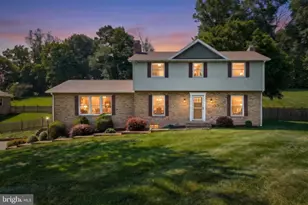715 Meadowview Dr, Red Lion, PA 17356 - Photo 1