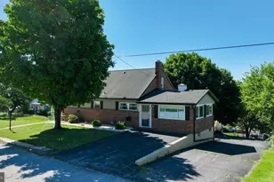 526 E Lancaster St, Red Lion, PA 17356 - Photo 3