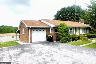 985 Fairview Dr, Hanover, PA 17331 - Photo 1