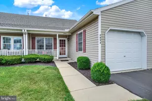 2053 Village Cir E, York, PA 17404 - Photo 3