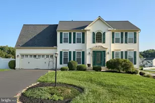 1915 Oak Hills Dr, Hanover, PA 17331 - Photo 1